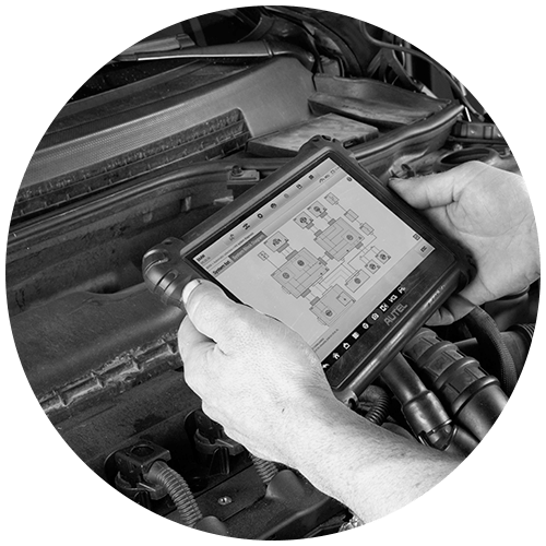 Manos sosteniendo una tablet chequeando un coche