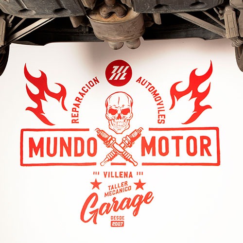 Logotipo de Mundomotor en la pared del taller