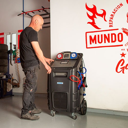 Un mecánico manejando un aparato en el taller