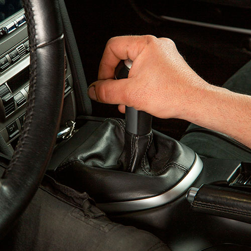 Mano en la palanca de cambios de un coche